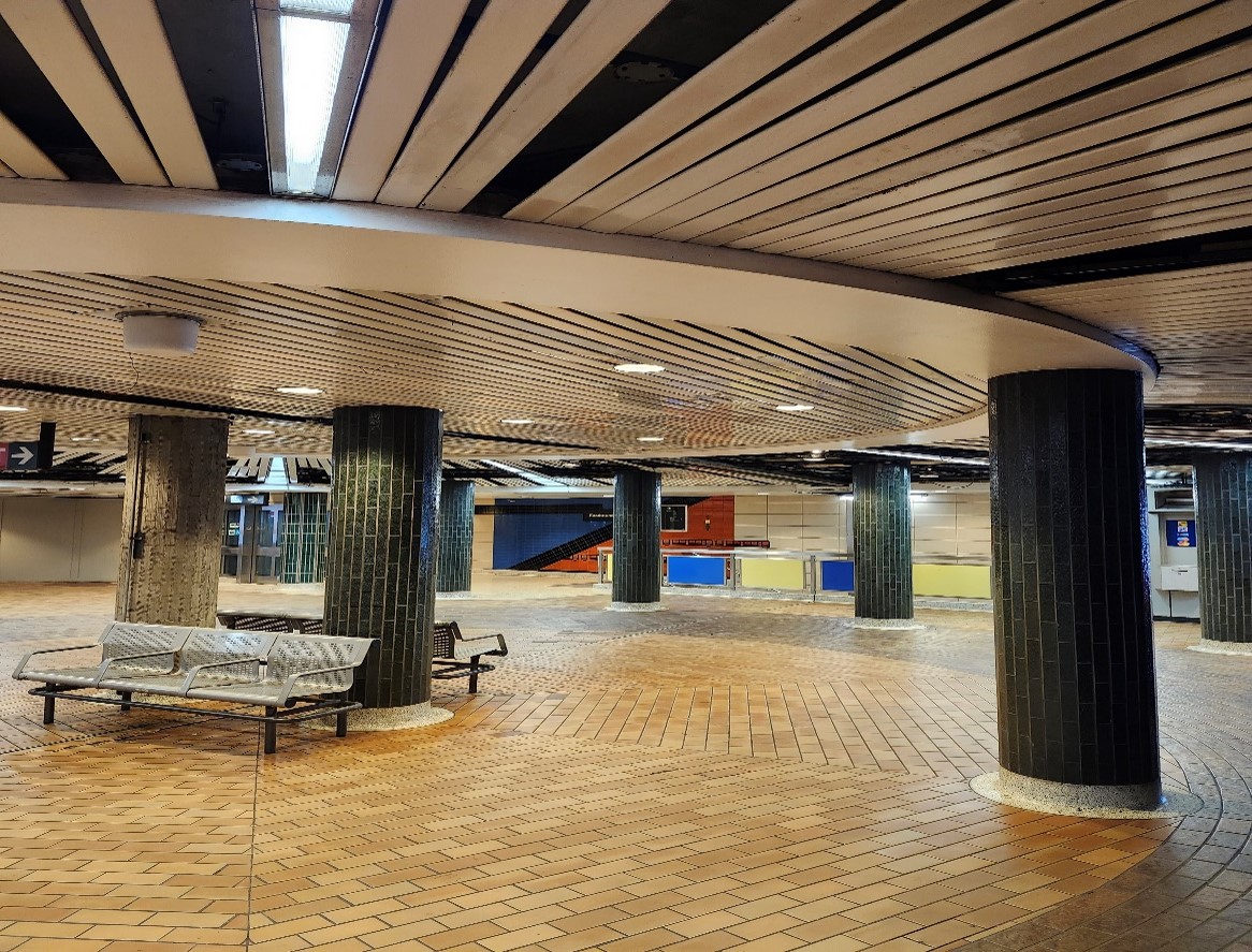 Image of Spadina Station concourse level before retiling improvements
