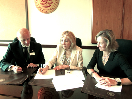 CEO Andy Byford, Distress Centres Executive Director Karen Letofsky and TTC Chair Karen Stintz.